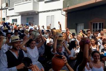 Unas 1.200 personas dan vida a una nueva edición de la Traída del Agua (Foto Francisco Javier Santana y TA)